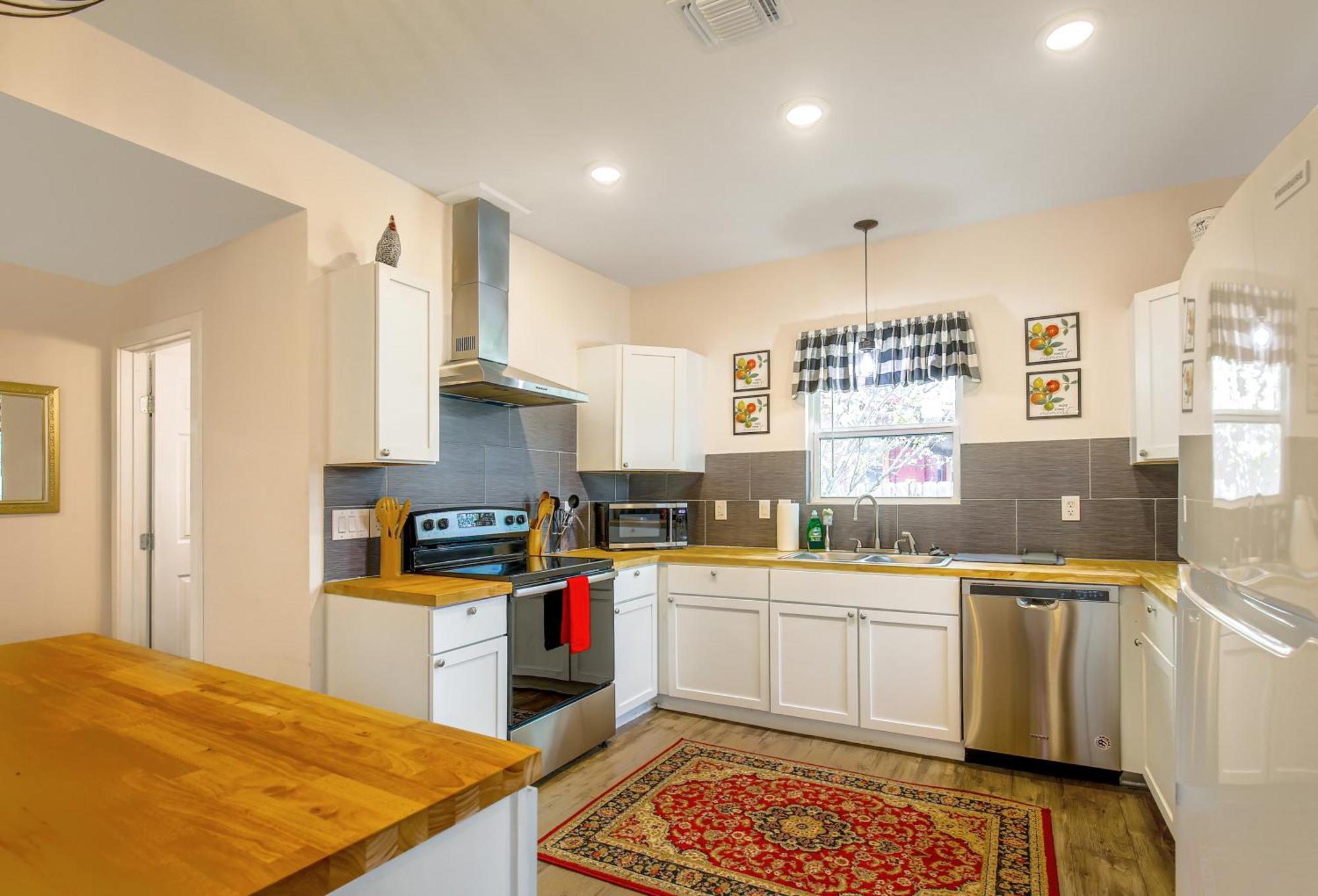 Large Open In Spacious 4-br 3-ba Oasis Villa