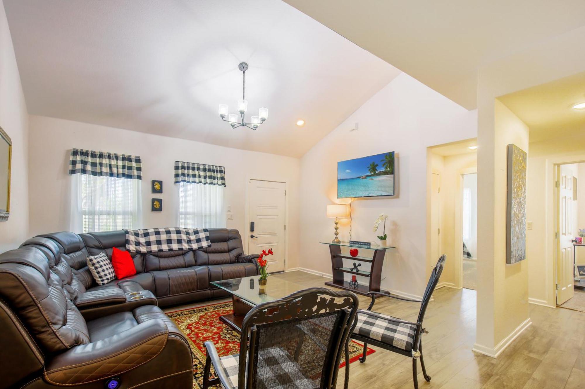 Large Open In Spacious 4-br 3-ba Oasis Villa