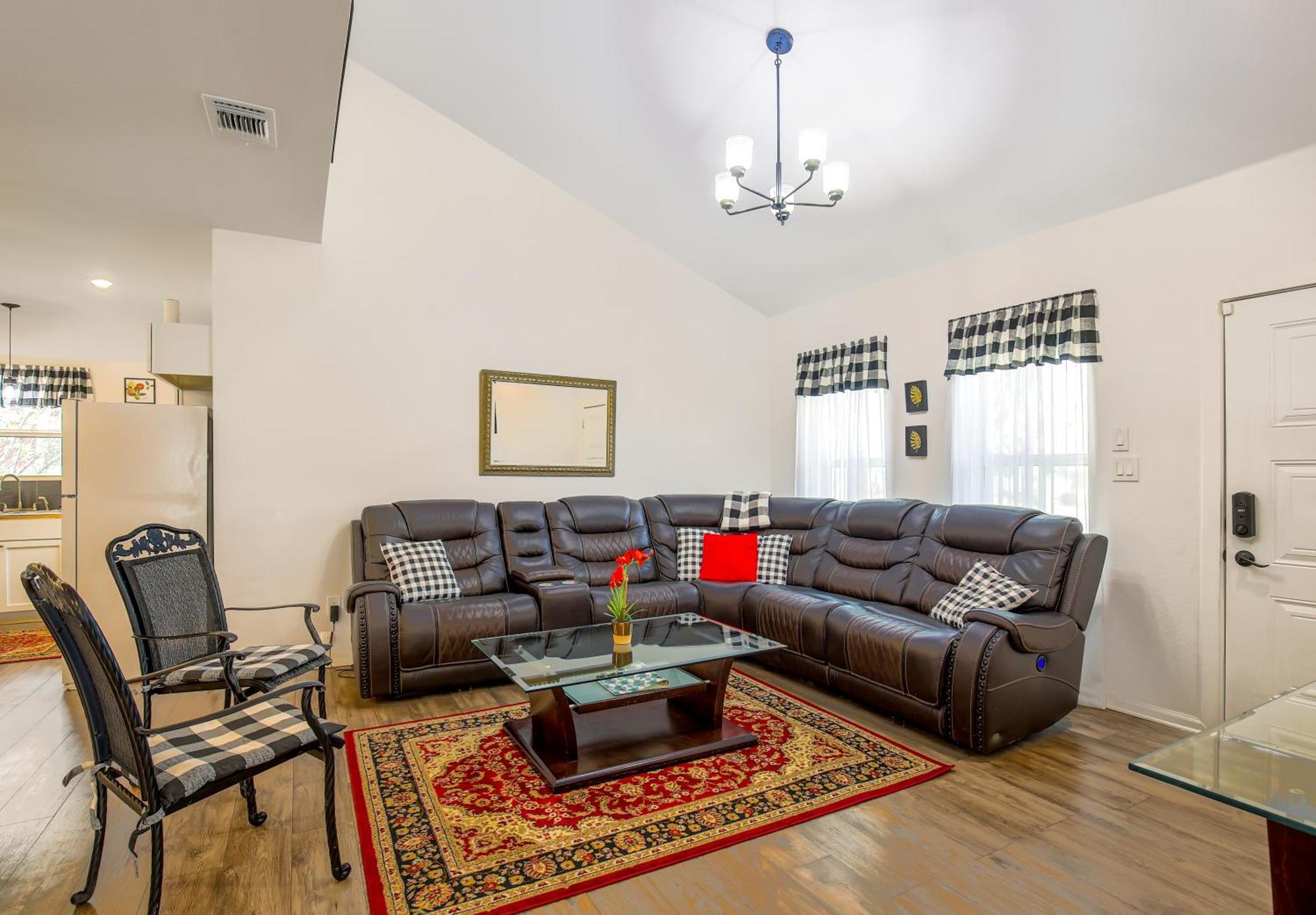 Villa Large Open In Spacious 4-br 3-ba Oasis San Antonio