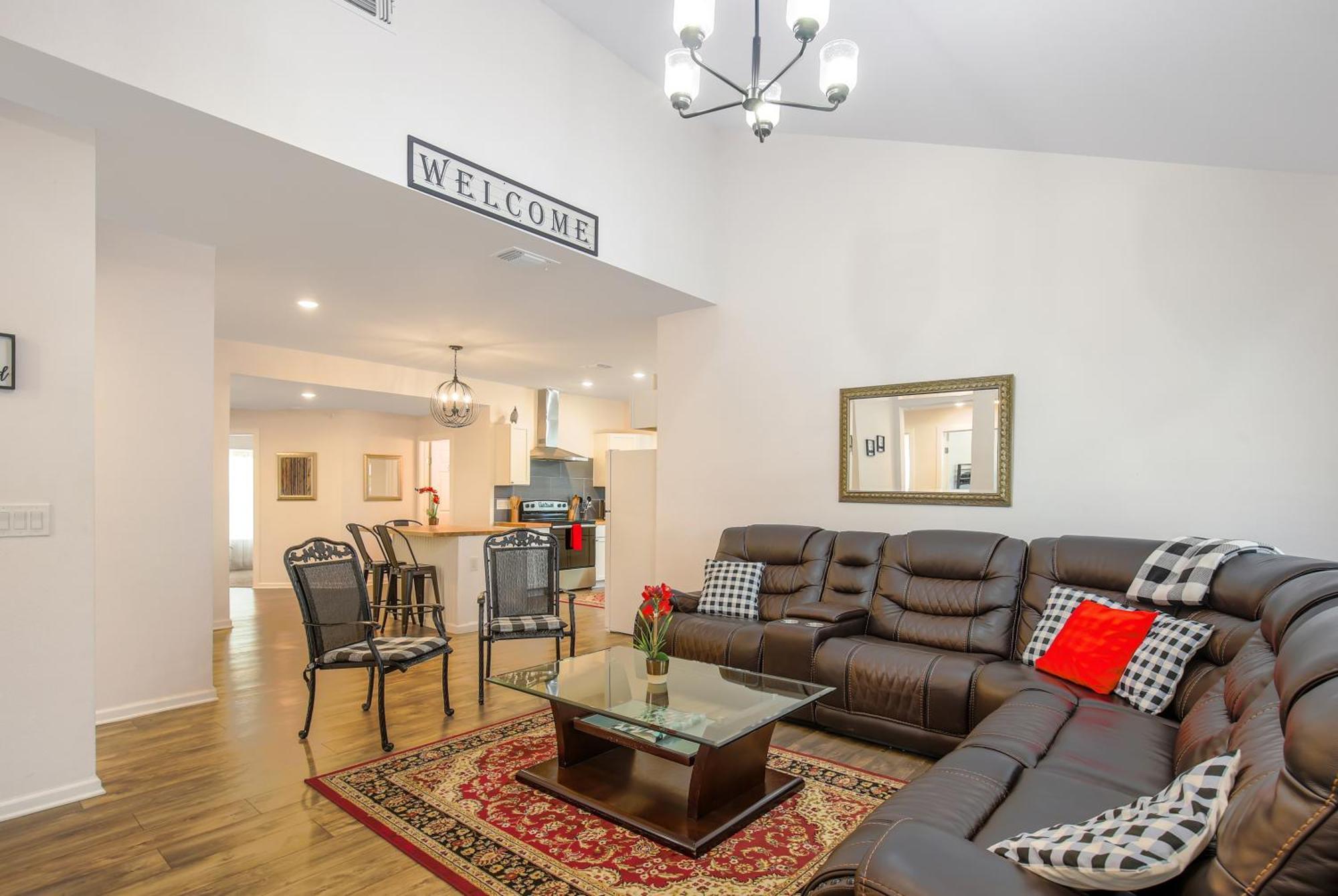 Villa Large Open In Spacious 4-br 3-ba Oasis *